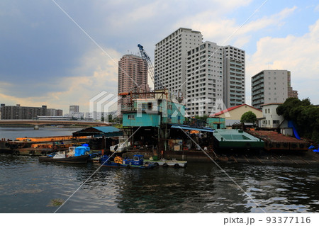 隅田川沿いにある造船所とマンション群 93377116