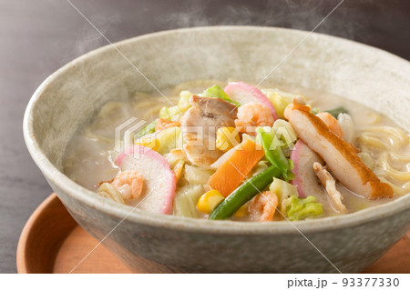 湯気の立つ、熱々のちゃんぽん 93377330