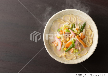 湯気の立つ、熱々のちゃんぽん 93377353
