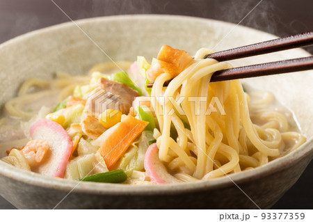 湯気の立つ、熱々のちゃんぽん 93377359