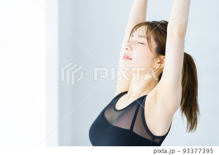 若い女性（ヨガ、ストレッチ 93377395