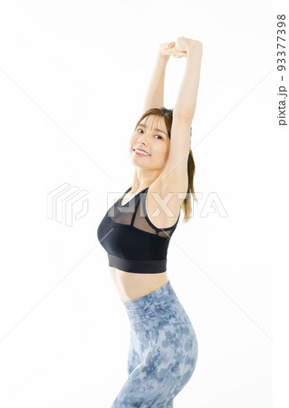 若い女性（ヨガ、ストレッチ 93377398