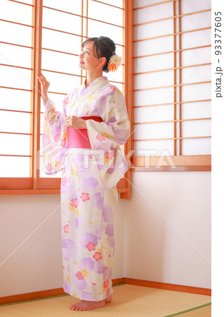 和室の障子のそばに立つ浴衣の女性1 和室の障子のそばに立つ浴衣の女性1 93377605