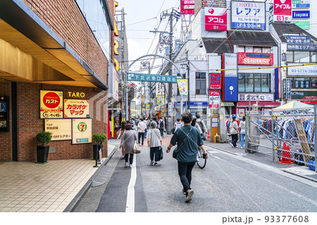 【東京都】観光客で賑わう下北沢の駅前 93377608