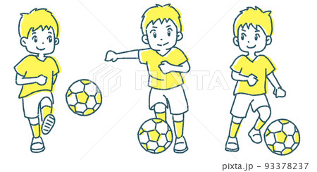 サッカーボールをける男の子 93378237
