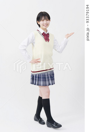 白背景で手のひらで右を指す女子高生　全身 93379194
