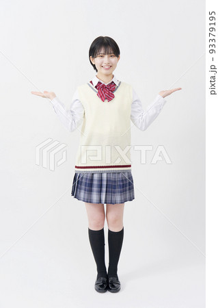 白背景で手のひらで両側を指す女子高生 全身 白背景で手のひらで両側を指す女子高生 全身 93379195