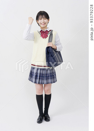 白背景でガッツポーズをする女子高生 93379228