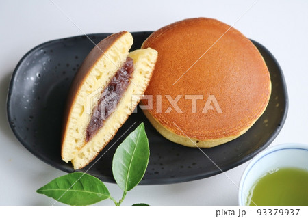 寛ぎのティータイム ふんわりどら焼き 緑の葉 寛ぎのティータイム ふんわりどら焼き 緑の葉 93379937