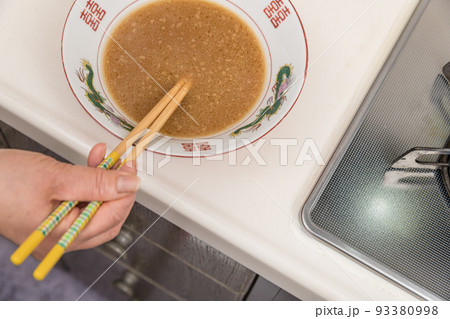 【ミドル主婦が濃厚醤油ラーメンのスープを作る】 93380998