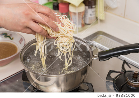 【ミドル主婦がラーメンの麺を茹でる】 【ミドル主婦がラーメンの麺を茹でる】 93381000