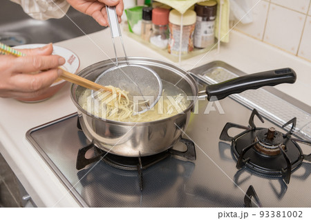 【ミドル主婦がラーメンの麺を菜箸と笊を使って茹でる】 【ミドル主婦がラーメンの麺を菜箸と笊を使って茹でる】 93381002