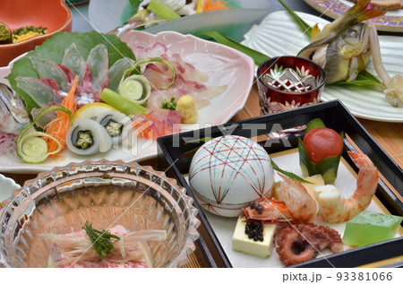 夏の季節に料亭で出る日本料理のイメージ 夏の季節に料亭で出る日本料理のイメージ 93381066