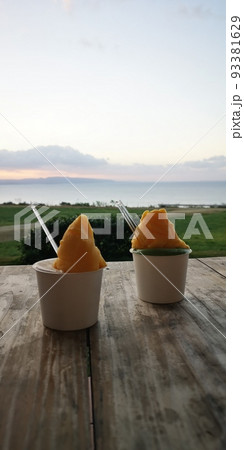 石垣島の海を眺めながら食べる美味しいジェラート 93381629