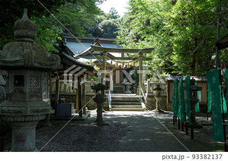 境内の泉ヶ森は茨城百景の一つである泉神社の参道と鳥居 93382137