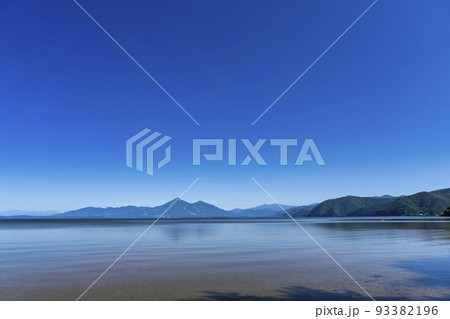 夏の猪苗代湖と磐梯山 横沢浜からみた風景 福島県郡山市 夏の猪苗代湖と磐梯山 横沢浜からみた風景 福島県郡山市 93382196