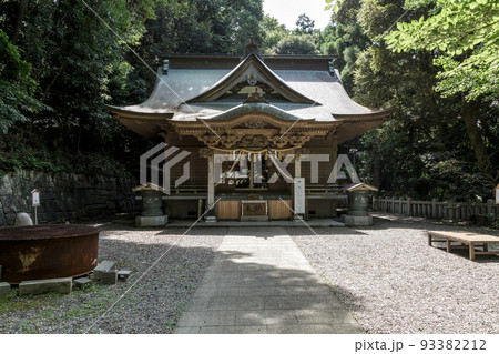 境内の泉ヶ森は茨城百景の一つである泉神社拝殿 境内の泉ヶ森は茨城百景の一つである泉神社拝殿 93382212