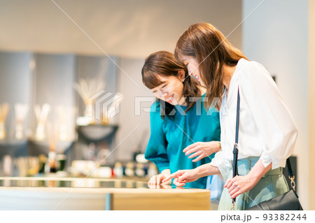 買い物する若い女性 撮影協力:g GIFT AND LIFESTYLE 買い物する若い女性 撮影協力:g GIFT AND LIFESTYLE 93382244