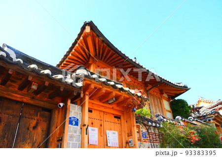 よく晴れた韓国の北村韓屋村 よく晴れた韓国の北村韓屋村 93383395
