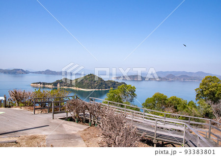 大久野島（毒ガス島・うさぎの島）の山頂の展望台と小久野島の見える瀬戸内海の風景　広島県竹原市忠海町 93383801