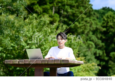 公園で勉強中の学生 93384840