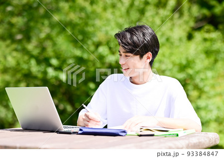 公園で勉強中の学生 公園で勉強中の学生 93384847