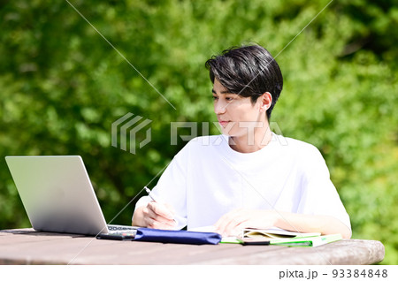 公園で勉強中の学生 93384848