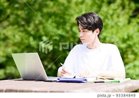 公園で勉強中の学生 93384849