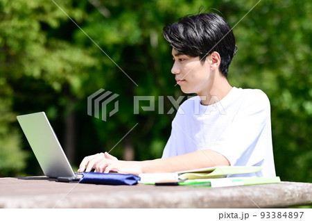 公園で勉強中の学生 公園で勉強中の学生 93384897