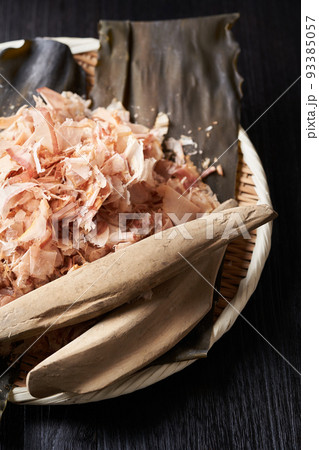出汁イメージ　鰹節　花鰹　昆布 93385057