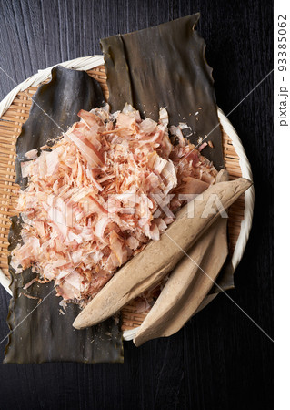 出汁イメージ　鰹節　花鰹　昆布 93385062