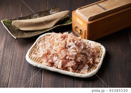 ザルに盛った鰹削り節 93385530