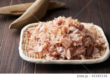ザルに盛った鰹削り節 ザルに盛った鰹削り節 93385536
