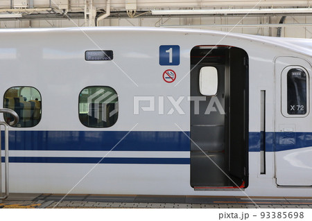 新大阪駅に停車中の新幹線 新大阪駅に停車中の新幹線 93385698