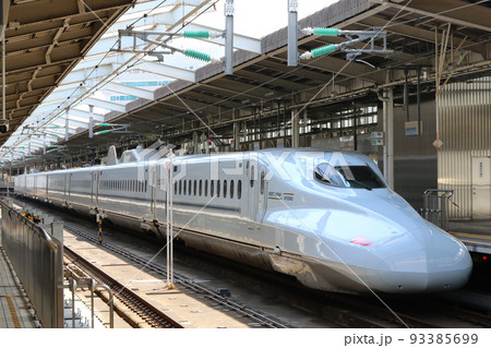 新大阪駅に停車中の九州新幹線 新大阪駅に停車中の九州新幹線 93385699