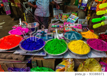 インドのヒンドゥー教の春祭りのホーリー祭り用のカラフルな色粉 93386071