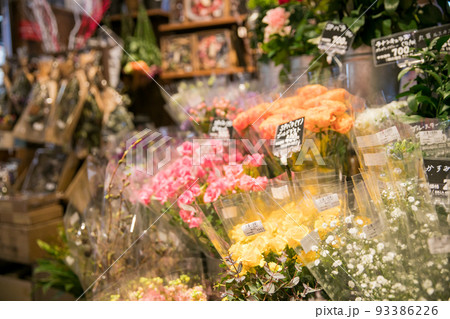 お花屋さんの店先 93386226
