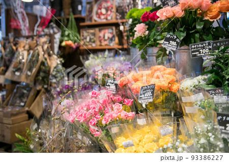 お花屋さんの店先 93386227