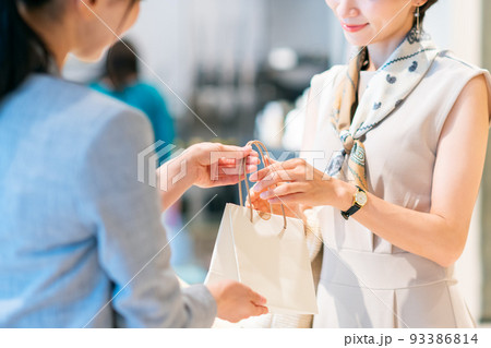 買い物をするミドルの女性　撮影協力：g GIFT AND LIFESTYLE 93386814