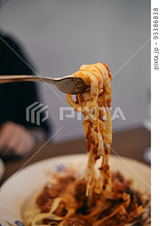 woman hand holding pasta 93386838