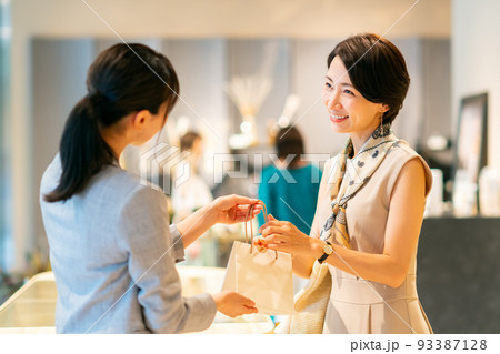 買い物するミドルの女性　撮影協力：g GIFT AND LIFESTYLE 93387128