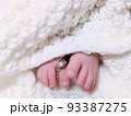 新生児の足と指輪 93387275