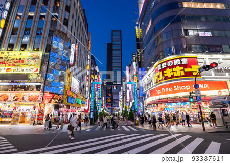 《東京都》新宿歌舞伎町・夜の歓楽街 《東京都》新宿歌舞伎町・夜の歓楽街 93387614