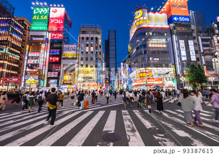 《東京都》新宿歌舞伎町・夜の歓楽街 93387615