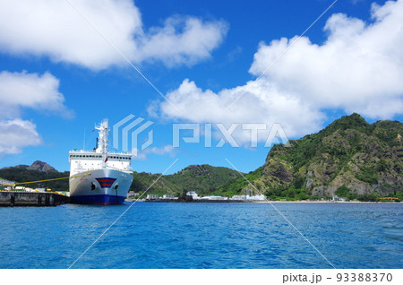 小笠原諸島/父島の二見港に停泊中のおがさわら丸 小笠原諸島/父島の二見港に停泊中のおがさわら丸 93388370