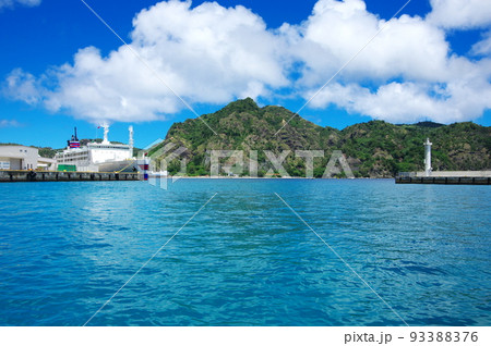 小笠原諸島／父島の二見港に停泊中のおがさわら丸 93388376