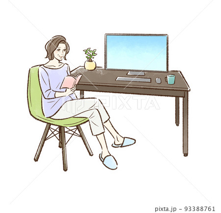 パソコンデスクの前で本を読む中年女性 93388761