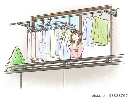 家のベランダで洗濯物を干す若い女性 93388767