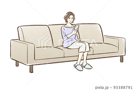 ソファに座りスマホを見る中年女性＿テーブルなし 93388791