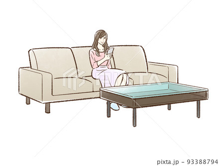 ソファに座りスマホを見る若い女性 93388794